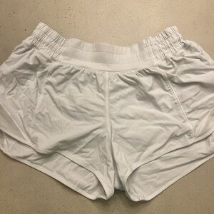 lululemon white hotty hots size 6 2.5 inch inseam. FIT LIKE A 4.